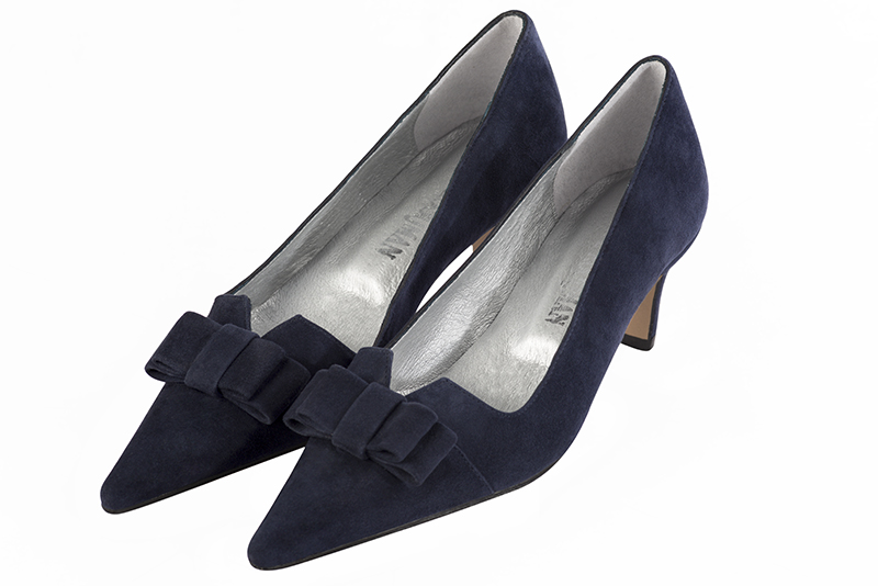 Navy blue women's dress pumps, with a knot on the front. Pointed toe. Medium slim heel. Front view - Florence KOOIJMAN
